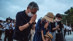 Des visiteurs prient pour les victimes de la catastrophe d'Hiroshima pour le 77e anniversaire du bombardement, à Hiroshima, au Japon, le 5 août 2022