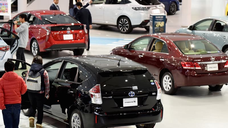 "En attendant l'avènement d'une société à hydrogène", Toyota compte "développer tous les types de voitures écologiques".