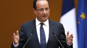 François Hollande souhaite que 120 milliards d'euros soient consacrés à la relance économique en Europe d'ici fin 2012, le projet d'euro-obligations - rejeté par l'Allemagne - étant désormais envisagé à long terme. /Photo prise le 14 juin 2012/REUTERS/Max