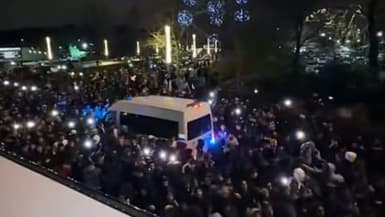 La foule s'est agitée avant même l'arrivée des influenceurs.