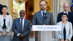 Le Premier ministre Edouard Philippe dévoile les grands axes d'un "plan pour l'avenir de Mayotte", le 19 avril à Paris, après une réunion entre des membres du gouvernement et des élus mahorais à Matignon