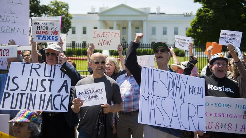 Une manifestation devant la Maison Blanche le 10 mai 2017. Les protestataires demandent une enquête indépendante sur les soupçons de collusion entre l'équipe Trump et la Russie durant la campagne après le limogeage de James Comey