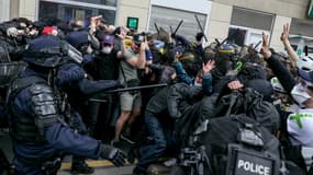 Heurts entre manifestants et forces de l'ordre à Paris dans le cortège du 1er mai.