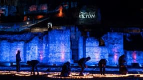 Installation de lumignons pour une "fresque de la solidarité lumineuse" à l'occasion de la Fête des Lumières dédiées aux soignants, le 8 décembre 2020 à Lyon