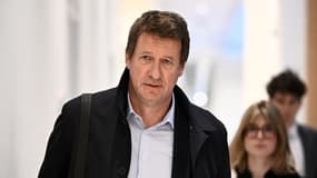 Le sénateur écologiste Yannick Jadot arrive au tribunal correctionnel de Paris le 25 mars 2025