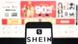 Le logo de la plateforme de fast-fashion Shein affiché sur un smartphone, avec la page du site Web de l'entreprise en arrière-plan, le 6 décembre 2024 à Bangkok, en Thaïlande (photo d'illustration).