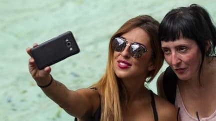 Des touristes prennent un selfie devant la fontaine de Trevi le 14 juillet dernier à Rome en Italie (Photo d'illustration).