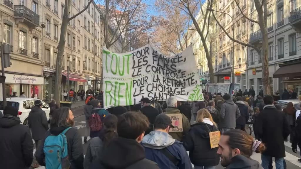 Une pancarte dans le cortège à Lyon le 7 février.