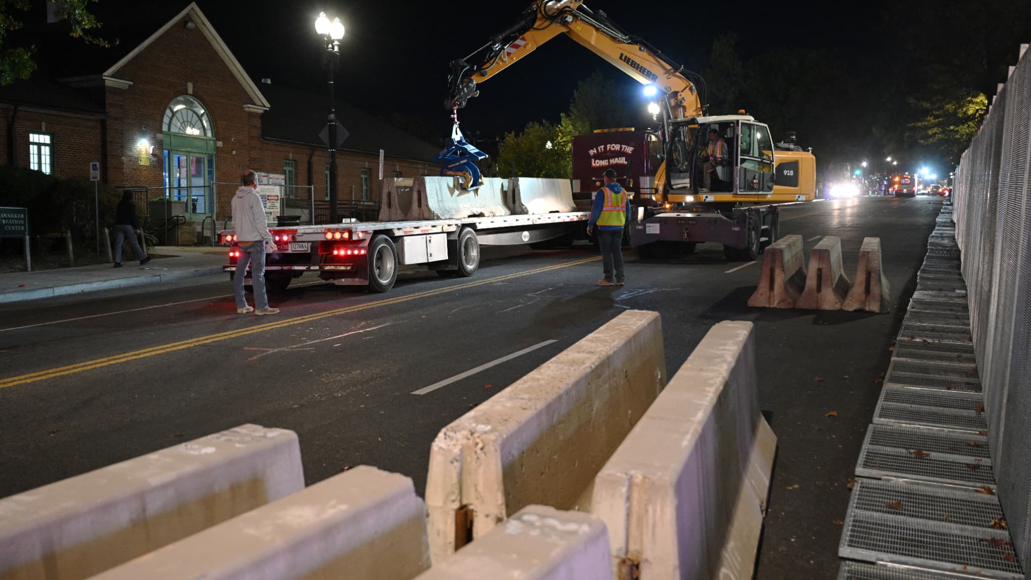 Des blocs de béton en cours d'installation devant l'université Howard, à Washington DC, où Kamala Harris doit suivre les résultats de la présidentielle, par crainte de débordements, le 3 novembre 2024