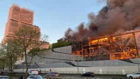 Un important incendie s'est déclaré dans un centre de tri, dans le 17e arrondissement de Paris, le 7 avril 2025. 