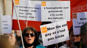 Manifestation de partisans du mariage homosexuel samedi à Nantes. L'adhésion des Français au "mariage pour tous" reste élevée malgré la forte mobilisation des opposants mais leur soutien au droit à l'adoption pour les couples de même sexe s'érode légèreme