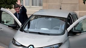 Arnaud Montebourg s'apprêtant à tester la Renault Zoé, le 3 octobre dernier.