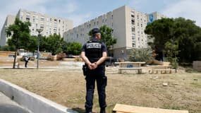 Un policier devant la cité la Castellane dans les Quartiers Nord de Marseille, le 27 juin 2023