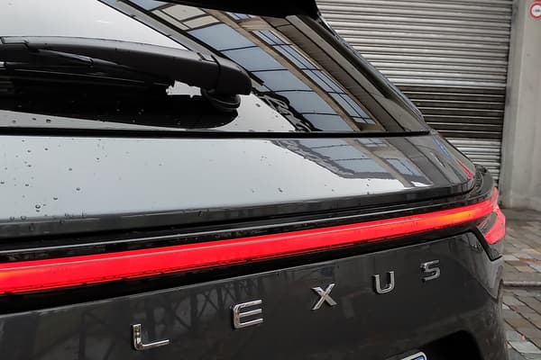 Le Lexus NX 450h+ offre une puissance totale de 400 chevaux, avec un moteur thermique et deux moteurs électriques. 