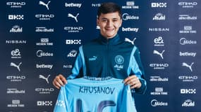Le défenseur Abdukodir Khusanov pose avec le maillot de Manchester City, le 20 janvier 2025