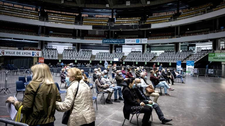 Des personnes attendent dans le Palais des sports de Lyon (France), transformé en centre de vaccination, le 29 mars 2021