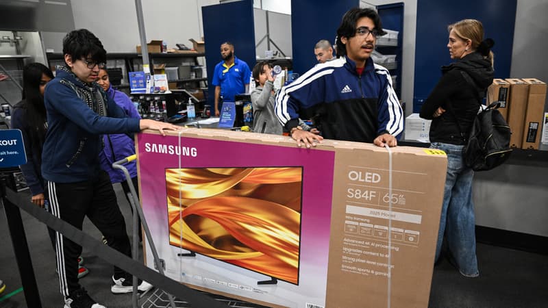 Les Américains sont-ils "drogués" à la consommation? L'épargne ne représente plus que 3,5% de leurs revenus (18% en France) et les ménages piochent de plus en plus dans leur bas de laine pour continuer à acheter