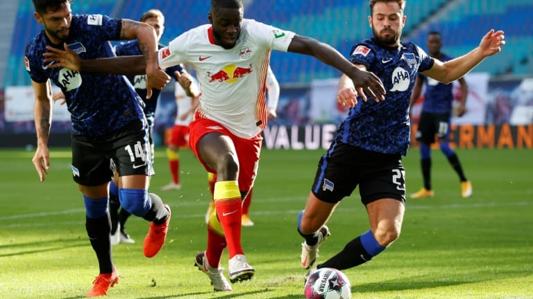 Le défenseur français de Leipzig, Dayot Upamecano, aux prises avec deux joueurs du Hertha Berlin, lors de leur match de Bundesliga, le 24 octobre 2020 à Leipzig