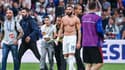 Karim Benzema donne son maillot à un jeune supporter, lors de France-Croatie, le 13 juin 2022.