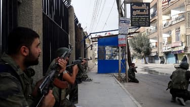 Des soldats syriens en position dans la ville d'Harasta, en novembre dernier, pour affronter des rebelles.