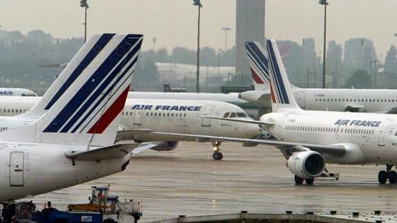 La loi encadrant le droit de grève dans le transport aérien, que les syndicats et la gauche voient comme une remise en cause de ce droit, a été validée par le Conseil constitutionnel. Ce texte impose aux grévistes de se déclarer individuellement 48 heures