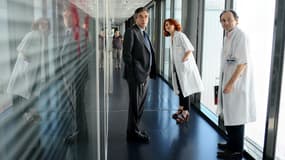 François Fillon lors d'une visite à L'Institut Universitaire du Cancer de Toulouse, le 4 juin 2015.