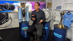 Ali Benarbia dans les locaux d'RMC Sort avec les trophées de Manchester City, le 22 janvier 2025 à Paris