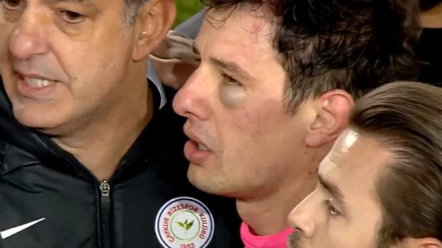 L'arbitre turc Halil Umut Meler après avoir été frappé par le président d'Ankaragücü, le 11 décembre 2023 L'arbitre turc Halil Umut Meler après avoir été frappé par le président d'Ankaragücü, le 11 décembre 2023
