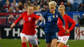Megan Rapinoe devant Keira Walsh, à Nashville le 2 mars 2019