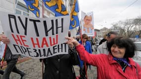 Manifestation anti-Poutine à Vladivostok. Les opposants à Vladimir Poutine tentent ce dimanche de relancer leur mouvement en organisant une manifestation qu'ils espèrent massive à Moscou à la veille de son retour officiel au Kremlin. /Photo prise le 6 mai