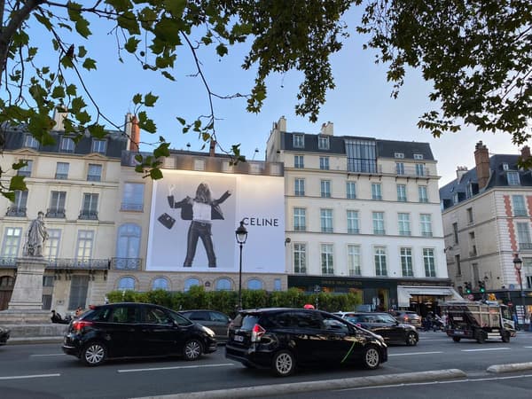 Une bâche publicitaire apposée sur un immeuble parisien, le 26 septembre 2023, sur les quais de scène dans le 6e arrondissement de la capitale.