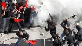 Des affrontements entre groupes de jeunes cagoulés et simples manifestants ont éclaté jeudi lors du rassemblement contre l'austérité devant le Parlement grec, à Athènes. /Photo prise le 20 octobre 2011/REUTERS/Yiorgos Karahalis