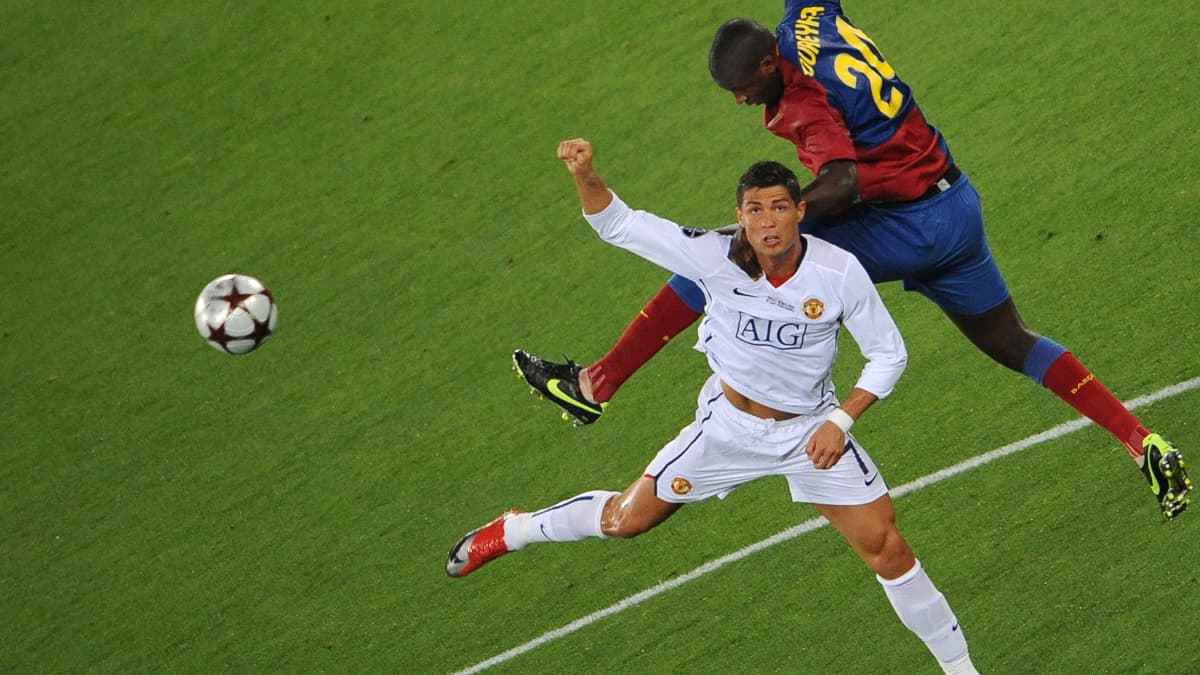 Cristiano Ronaldo (en blanc) au duel face à Yaya Touré lors de la finale de la Ligue des champions en 2009 Cristiano Ronaldo (en blanc) au duel face à Yaya Touré lors de la finale de la Ligue des champions en 2009