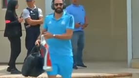 Adil Rami, le premier joueur de l'OM à sortir de l'aéroport