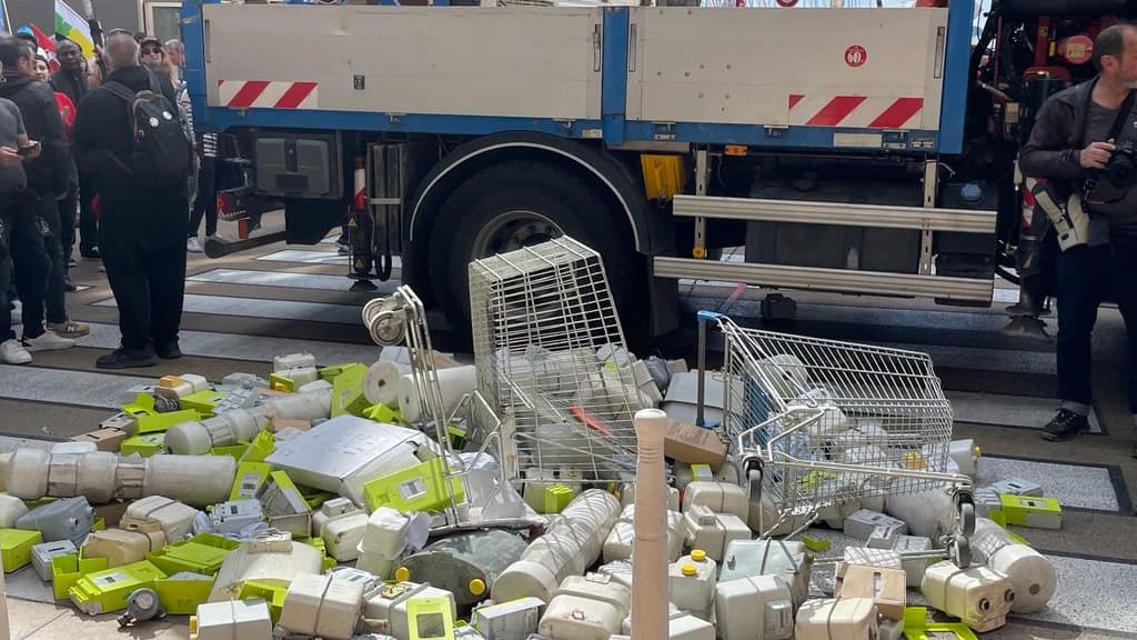 Le syndicat CFE-CGC Energie a déchargé 200 compteurs électrique devant la mairie de Toulon.