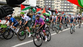 Les coureurs de la Vuelta devant des manifestants pro-Palestine, le 9 septembre 2025