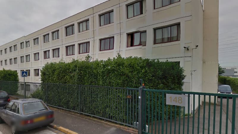 Cette annexe de l'ambassade de Chine en banlieue parisienne abrite trois paraboles satellitaires.
