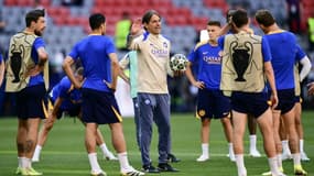 L'entraîneur italien de l'Inter Milan, Simone Inzaghi (c), supervise une séance d'entraînement à la veille de la finale de la Ligue des champions entre l'Inter Milan et le PSG à Munich, dans le sud de l'Allemagne, le 30 mai 2025