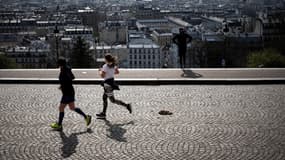 Des Parisiens font un footing à la butte Montmartre, le 22 mars, en plein confinement