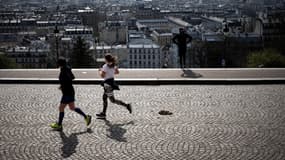 Des Parisiens font un footing à la butte Montmartre, le 22 mars, en plein confinement