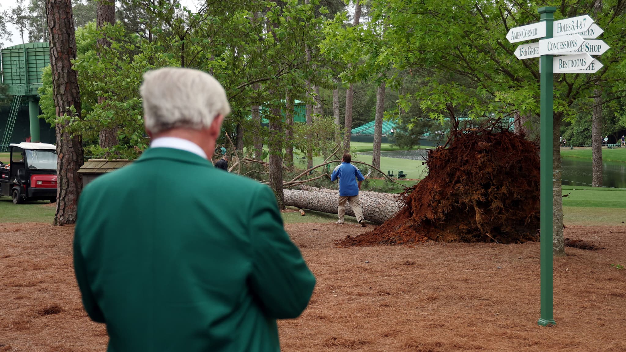 La chute d'un arbre massif au Masters d'Augusta, le 7 avril 2023 La chute d'un arbre massif au Masters d'Augusta, le 7 avril 2023