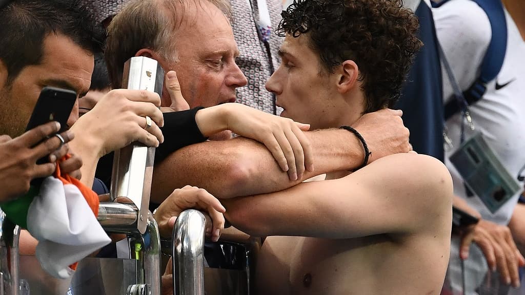 Pavard dans les bras de son père pendant la Coupe du monde Pavard dans les bras de son père pendant la Coupe du monde