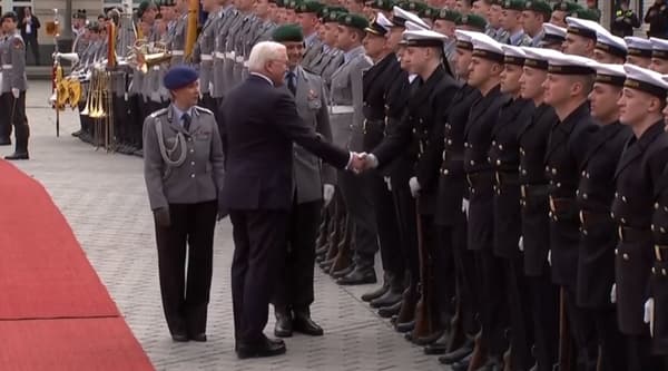 Frank-Walter Steinmeier arrive à la porte de Brandebourg Frank-Walter Steinmeier arrive à la porte de Brandebourg