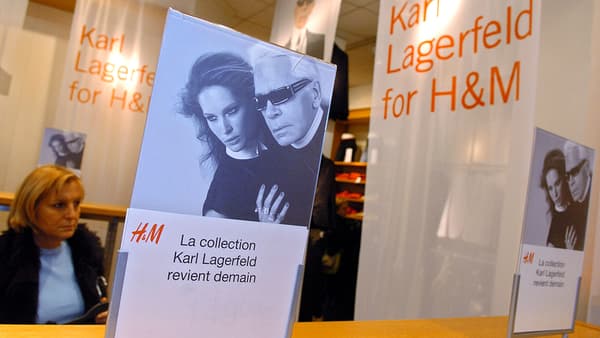 Un magasin H&M en rupture de stock de la collection dessinée par Karl Lagerfeld, en 2004 à Paris. Un magasin H&M en rupture de stock de la collection dessinée par Karl Lagerfeld, en 2004 à Paris.