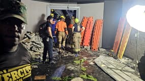Photo diffusée par Prensa Servicio 911 montrant du personnel de la Protection civile et des pompiers inspectant la boîte de nuit Jet Set après l'effondrement de son toit, à Saint-Domingue (République dominicaine), le 8 avril 2025.