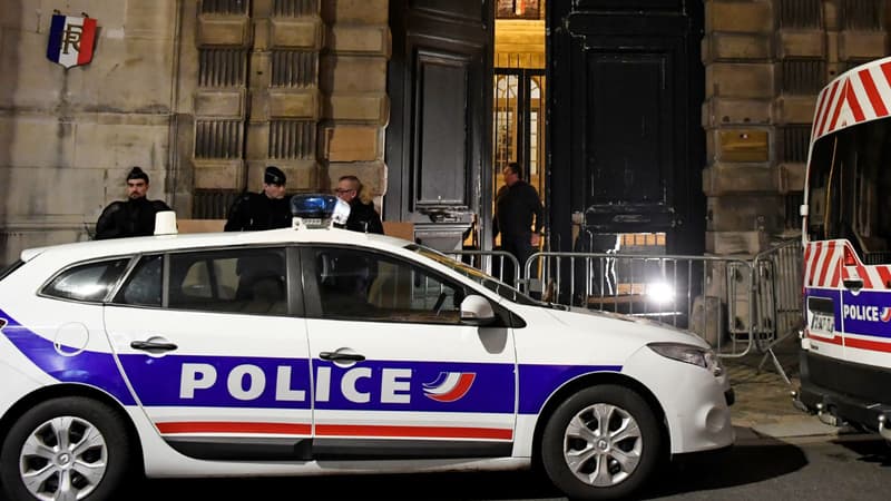 Des policiers se rendent au ministère des Relations avec le Parlement à Paris le 5 janvier 2019