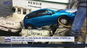Insolite: une voiture s'est garée sans le vouloir... sur un bateau quai de Grenelle