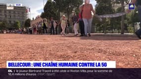 "On n'est pas des cobayes": plusieurs centaines de manifestants ont formé une chaîne humaine place Bellecour à Lyon pour dénoncer les méfaits de la 5G