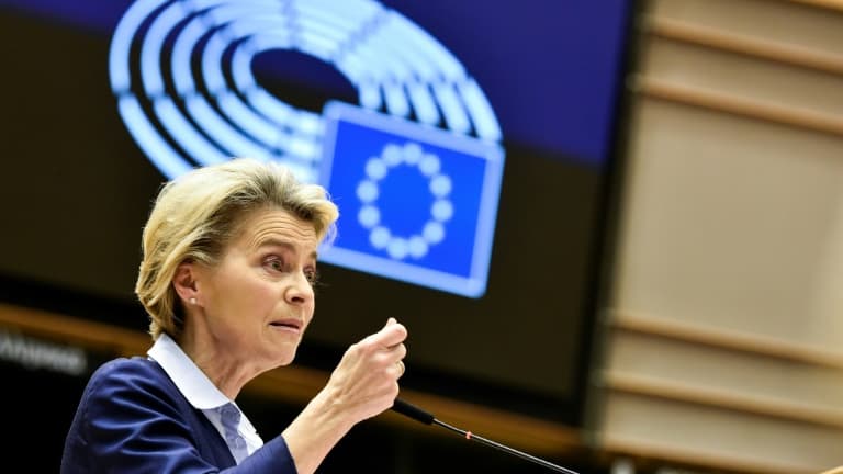 La présidente de la Commission européenne, Ursula von der Leyen devant le Parlement européen, à Bruxelles, le 16 décembre 2020