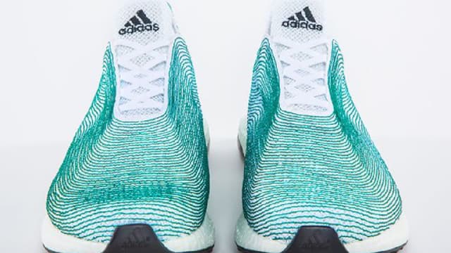 Ces chaussures sont entièrement conçues avec des déchets récupérés au fond de l'eau.
